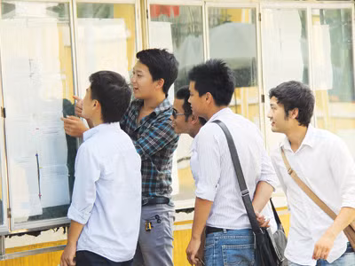 Xem kết quả thi tại trường ĐH Sân khấu - Điện ảnh Hà Nội. Ảnh: Hoàng Vũ