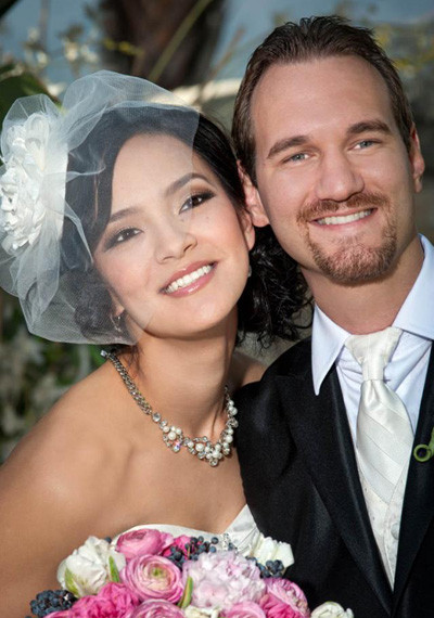 Vợ của Nick Vujicic tên là Kanae Miyahara, cô mang hai dòng máu Mexico - Nhật Bản. Thông tin về Kanae rất ít ỏi, tuy nhiên có một điều mà không ai có thể phủ nhận được là cô sở hữu vẻ đẹp rạng rỡ, hiền dịu. Cặp đôi gặp nhau lần đầu vào tháng 4/2010 trong một buổi diễn thuyết của Nick ở ngoại ô thành phố Dallas, bang Texas, Mỹ. Đám cưới diễn ra gần 2 năm sau đó tại California. Ảnh: Ratishnaroor