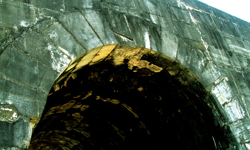 Các phiến đá xếp múi bưởi lại với nhau