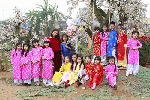 Cô Hồng Pink cùng các học trò xinh xắn của câu lạc bộ người mẫu nhí Cô Hồng Pink cùng các học trò xinh xắn của câu lạc bộ người mẫu nhí