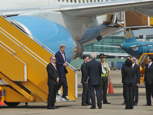 Ngoại trưởng Mỹ xuống sân bay Tân Sơn Nhất