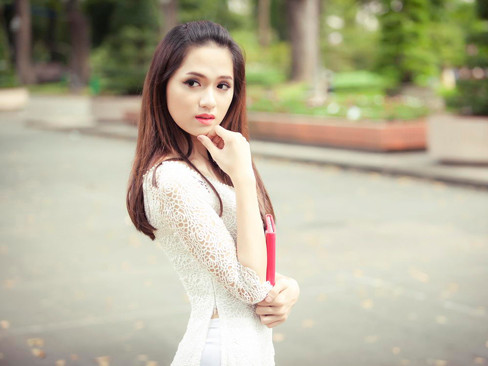Hương Giang Idol nữ tính với áo dài trắng