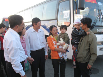 Lãnh đạo thành phố tiễn công nhân về quê ăn Tết trên những chuyến xe miễn phí 