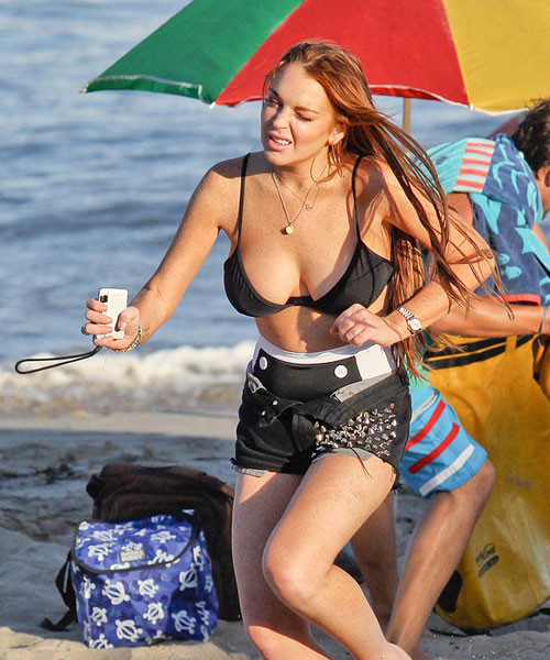 Cánh săn ảnh cũng chụp được khuôn mặt thiếu tự nhiên của Lilo