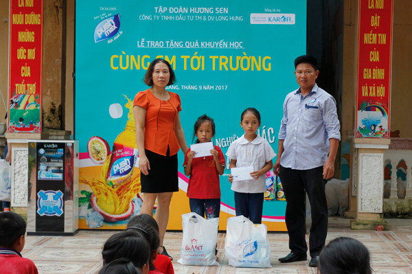 Hàng nghìn phần quà đồng hành cùng em tới trường ảnh 2