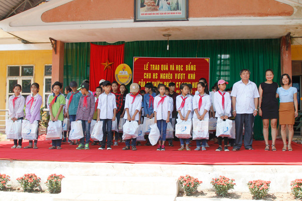 Hàng nghìn phần quà đồng hành cùng em tới trường ảnh 3