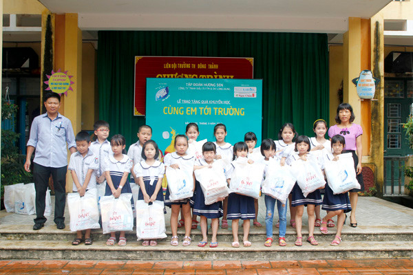 Hàng nghìn phần quà đồng hành cùng em tới trường ảnh 5