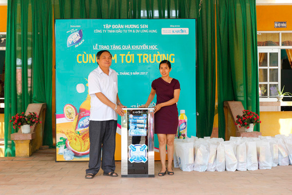 Hàng nghìn phần quà đồng hành cùng em tới trường ảnh 4