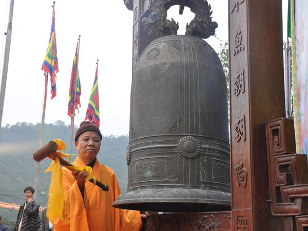 Nghi thức gióng trống, thỉnh chuông khai hội của ông Nguyễn Văn Đọc, Chủ tịch UBND tỉnh và Thượng toạ Thích Thanh Quyết