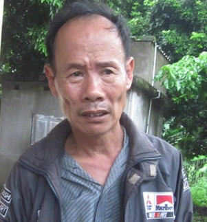 Ông Trần Văn Ngọ, người thoát chết trong vụ xe trôi vẫn ngơ ngác ngóng chờ tia hy vọng về khả năng tìm thấy những người thân. Ông Trần Văn Ngọ, người thoát chết trong vụ xe trôi vẫn ngơ ngác ngóng chờ tia hy vọng về khả năng tìm thấy những người thân