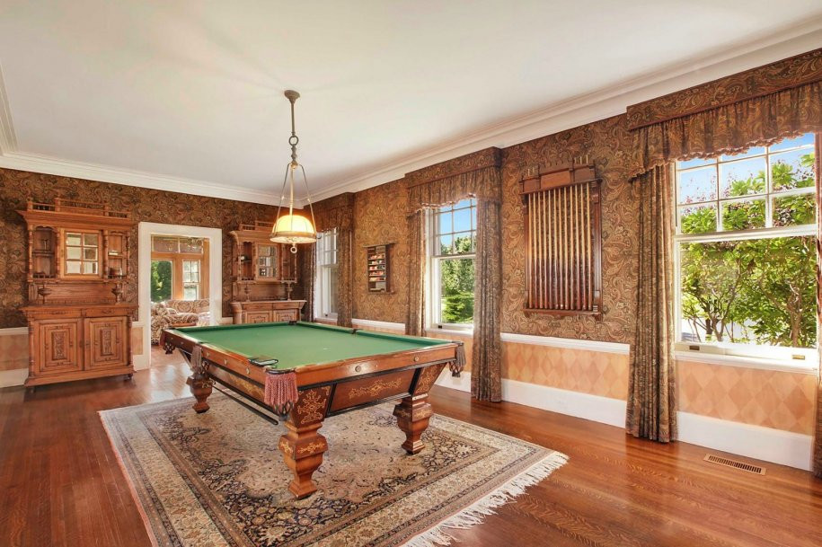 Siêu biệt thự có phòng chơi bi-a rộng rãi với sàn gỗ bóng loáng, sang trọng