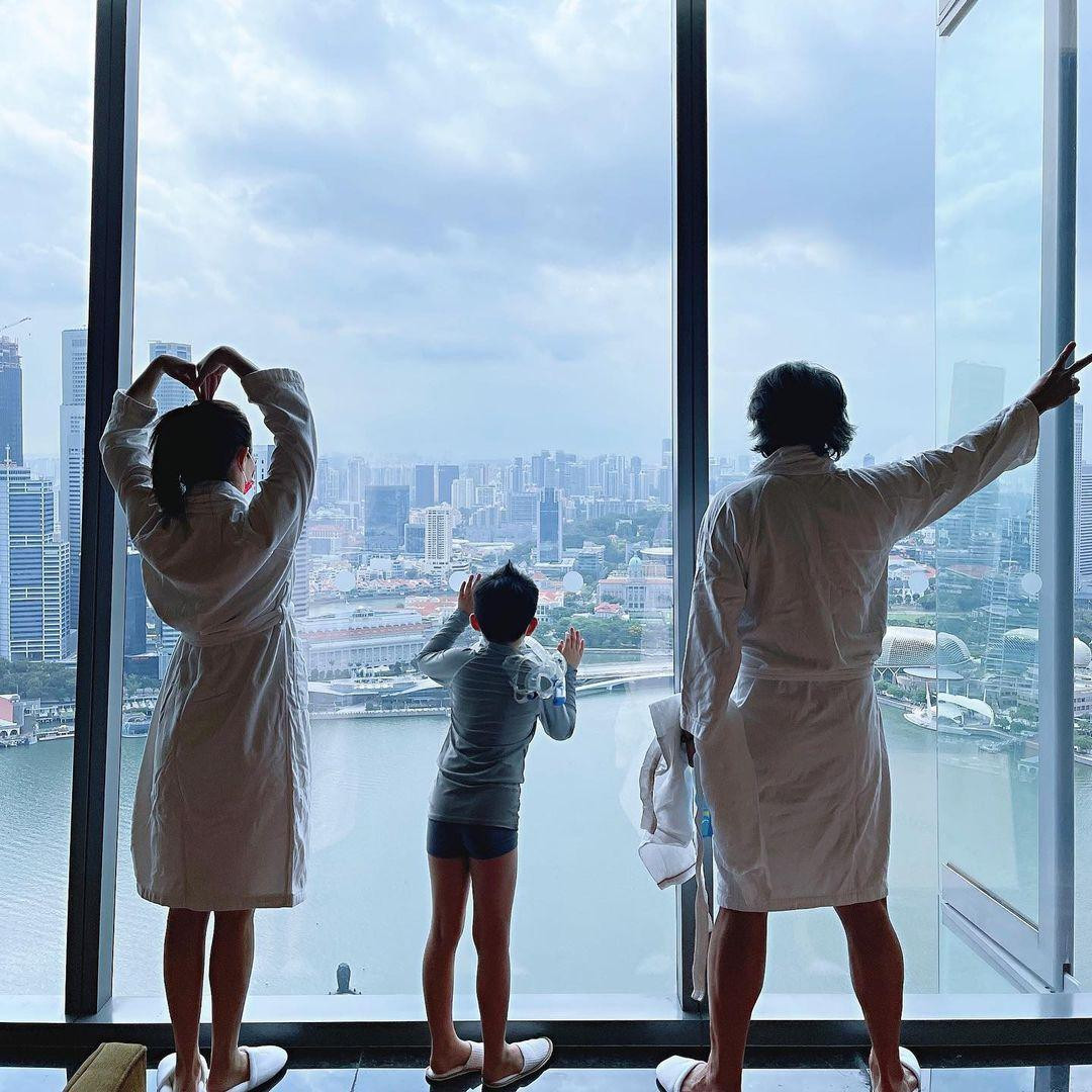 Cặp đôi thường xuyên khoe ảnh gia đình hạnh phúc trên mạng xã hội.