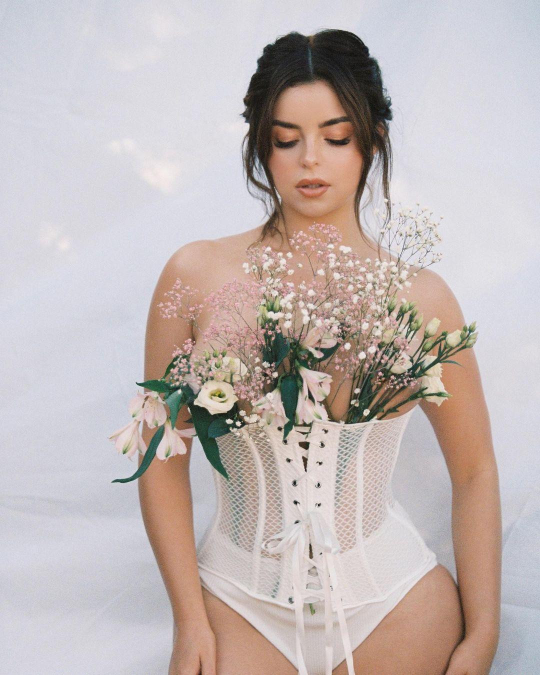 Cô nổi tiếng nhờ bức ảnh chụp trên biển lúc còn là thiếu nữ. Cô nổi tiếng nhờ bức ảnh chụp trên biển lúc còn là thiếu nữ.