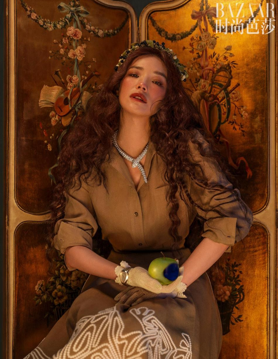 Bộ ảnh mới của nữ diễn viên "Hồng Phất Nữ" trông giống như những bức tranh sơn dầu, mang đậm phong cách Phục Hưng, tạo cảm giác cổ điển, ma mị và bí ẩn. Bộ ảnh mới của nữ diễn viên "Hồng Phất Nữ" trông giống như những bức tranh sơn dầu, mang đậm phong cách Phục Hưng, tạo cảm giác cổ điển, ma mị và bí ẩn.