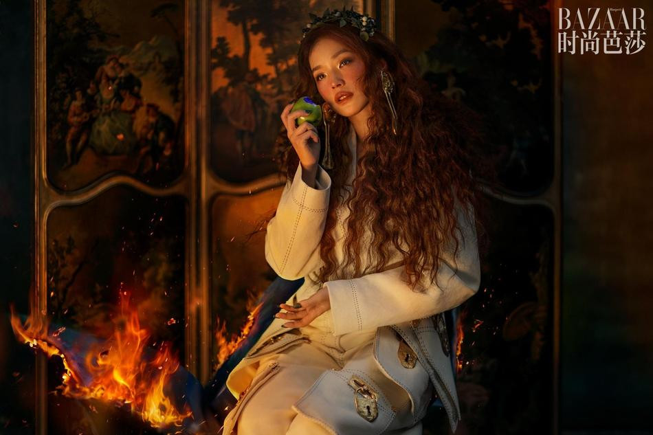 Ánh mắt mơ màng, bờ môi gợi cảm như mê hoặc người nhìn. Ánh mắt mơ màng, bờ môi gợi cảm như mê hoặc người nhìn.