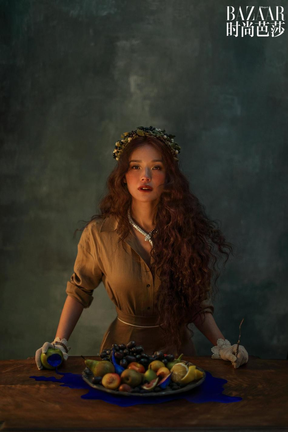 Người đẹp sinh năm 1976 để kiểu tóc xoăn bồng bềnh màu nâu nhạt, trang trí thêm vòng hoa. Tạo hình mới khiến cô trông như công chúa bước ra từ truyện cổ tích. Người đẹp sinh năm 1976 để kiểu tóc xoăn bồng bềnh màu nâu nhạt, trang trí thêm vòng hoa. Tạo hình mới khiến cô trông như công chúa bước ra từ truyện cổ tích.