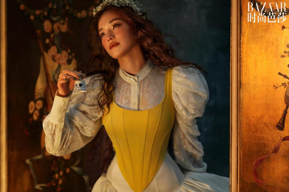 Gương mặt Thư Kỳ không thay đổi nhiều so với lúc đôi mươi. Có người còn nhận xét, nữ diễn viên "lão hóa ngược". Gương mặt Thư Kỳ không thay đổi nhiều so với lúc đôi mươi. Có người còn nhận xét, nữ diễn viên "lão hóa ngược".