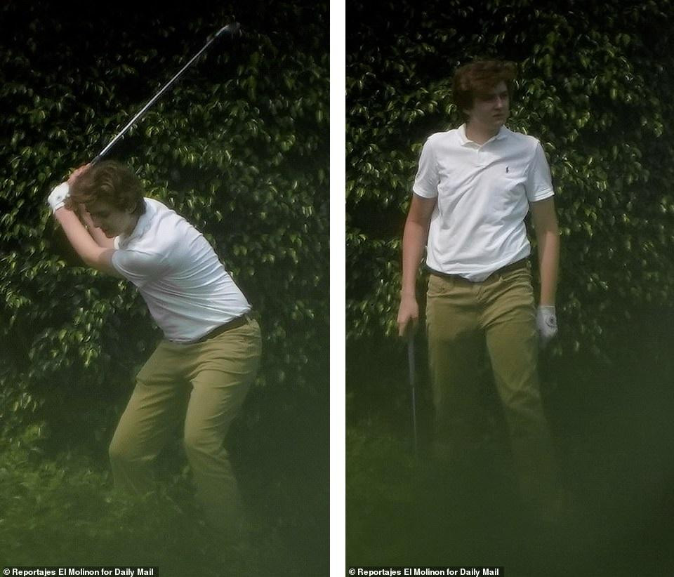 Barron Trump đi chơi golf cùng cha ruột. Barron Trump đi chơi golf cùng cha ruột.