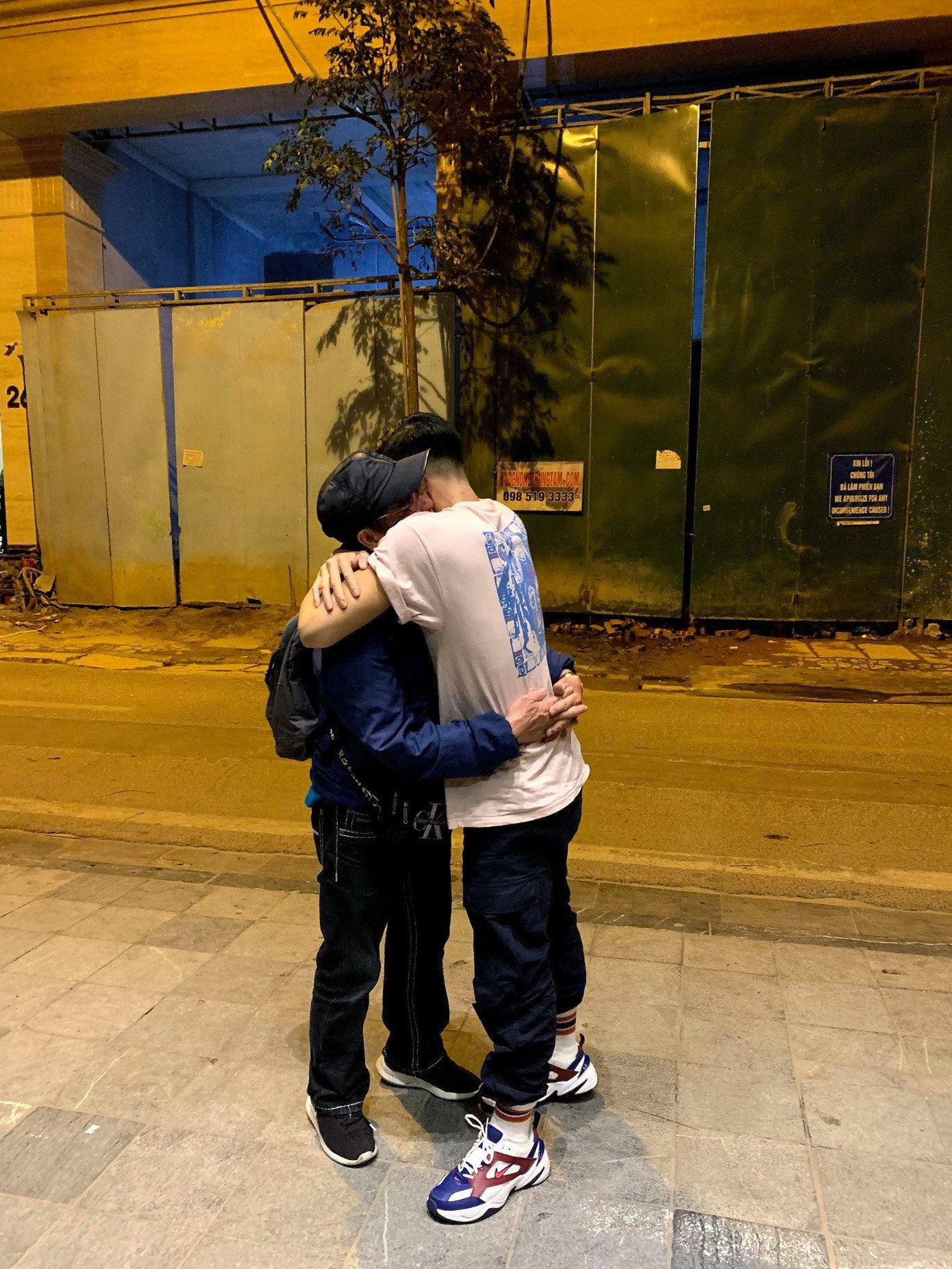 Trọng Hiếu đăng ảnh ôm bố cùng thông báo ông đã qua đời vài ngày trước. Trọng Hiếu đăng ảnh ôm bố cùng thông báo ông đã qua đời vài ngày trước.