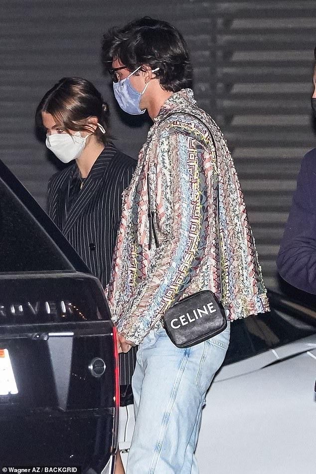 Sự nghiệp &quot;lên hương&quot;, cô cũng gặp thuận lợi đường tình cảm. Hiện, Kaia đang hẹn hò với nam diễn viên &quot;Kissing Booth&quot; Jacob Elordi. Anh là bạn trai công khai đầu tiên của Kaia kể từ khi chia tay với ngôi sao SNL Pete Davidson vào tháng 12/2019.