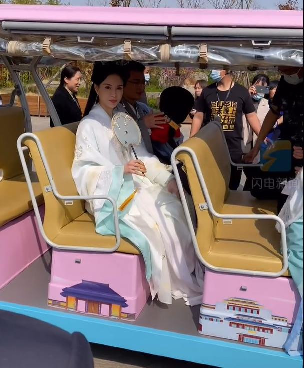 Đáng nói hơn, những bức hình chất lượng kém do dân mạng chụp vội không hề ảnh hưởng đến ngoại hình của người đẹp 6x. Đáng nói hơn, những bức hình chất lượng kém do dân mạng chụp vội không hề ảnh hưởng đến ngoại hình của người đẹp 6x.