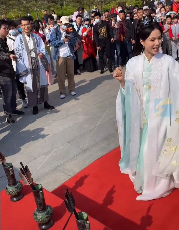 Cô trở thành tâm điểm chú ý của người dân tham gia sự kiện. Mọi người vây quanh Lý Nhược Đồng vừa ngắm nhìn chăm chú, vừa dùng điện thoại quay video, chụp ảnh. Cô trở thành tâm điểm chú ý của người dân tham gia sự kiện. Mọi người vây quanh Lý Nhược Đồng vừa ngắm nhìn chăm chú, vừa dùng điện thoại quay video, chụp ảnh.