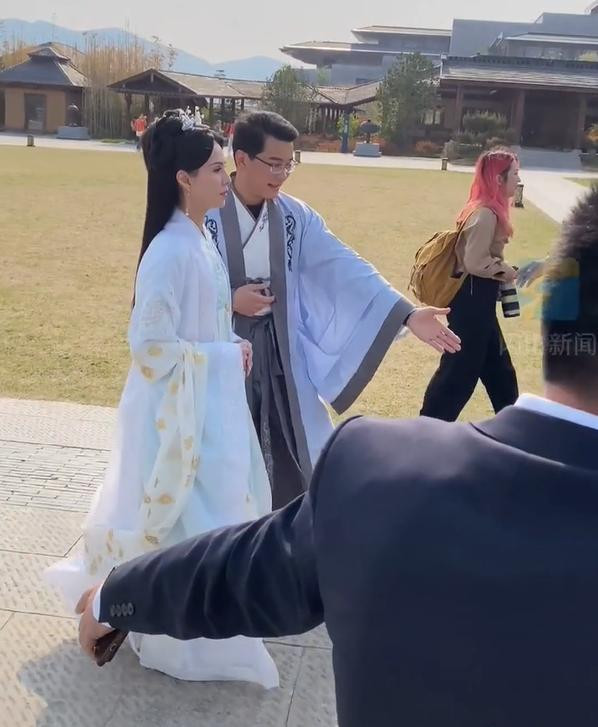 26 năm qua đi, "cô cô" dường như không hề thay đổi, từ góc nghiêng đến chính diện đều khiến người nhìn xao xuyến. 26 năm qua đi, "cô cô" dường như không hề thay đổi, từ góc nghiêng đến chính diện đều khiến người nhìn xao xuyến.