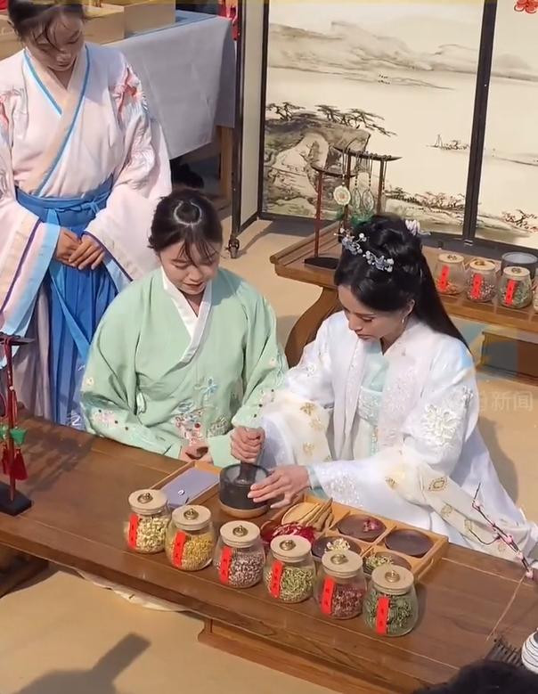 Dân mạng đánh giá, dù thử nhiều tạo hình, Lý Nhược Đồng vẫn hợp với trang phục thời xưa của Trung Quốc. Dân mạng đánh giá, dù thử nhiều tạo hình, Lý Nhược Đồng vẫn hợp với trang phục thời xưa của Trung Quốc.