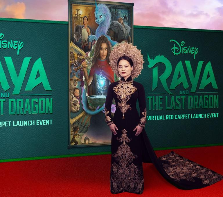 Kelly mặc áo dài truyền thống Việt Nam tại sự kiện ra mắt “Raya và rồng thần cuối cùng”. Kelly mặc áo dài truyền thống Việt Nam tại sự kiện ra mắt “Raya và rồng thần cuối cùng”.