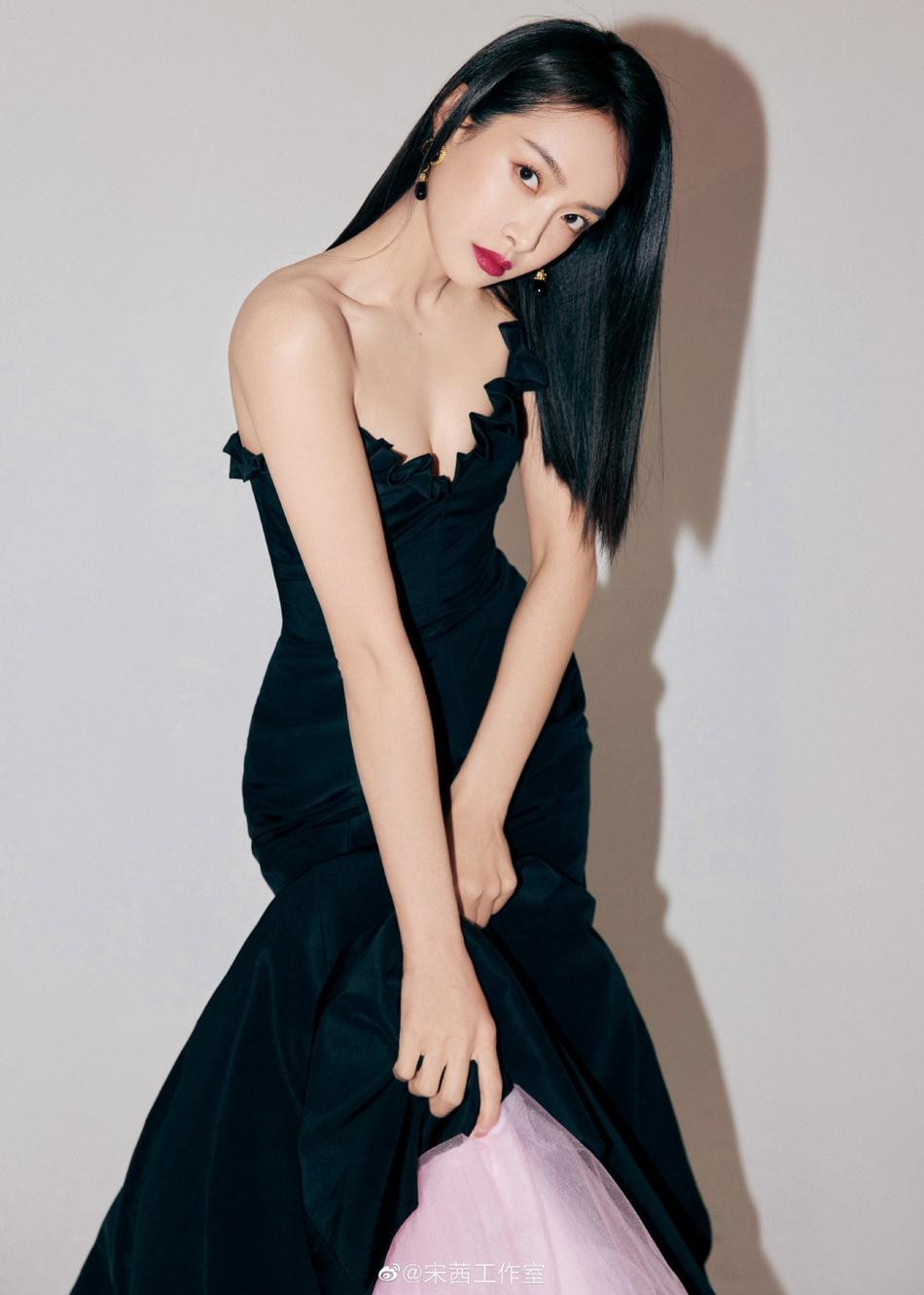 Phần trên váy ôm sát người, khoe đường cong &quot;chữ S&quot;, cộng với thiết kế cúp ngực, xẻ chữ V &quot;e ấp&quot; vòng một gợi cảm.