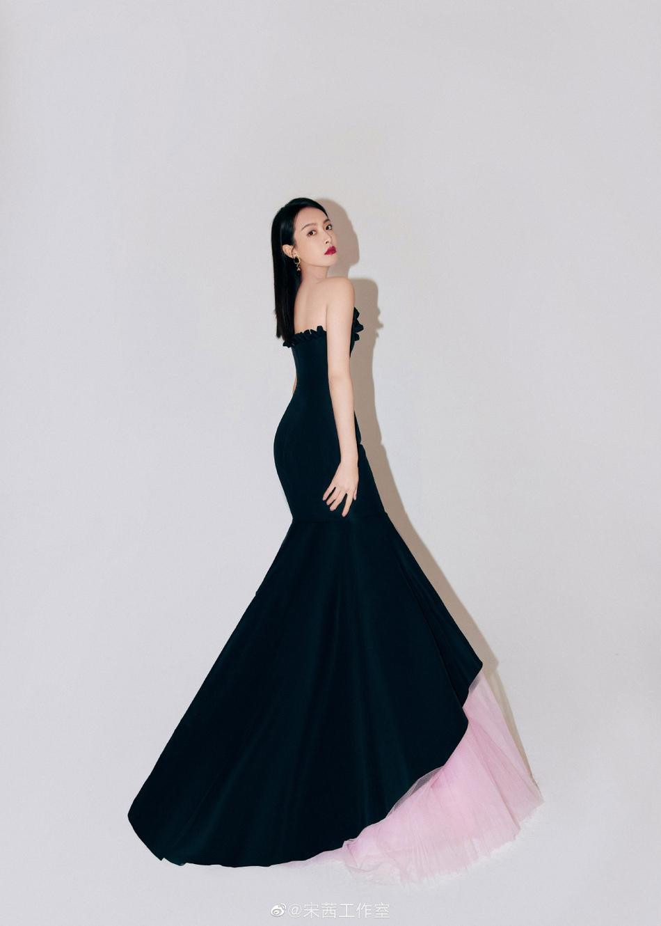 Một điểm thú vị là Tống Thiến (Victoria) cũng vừa tung bộ ảnh mới với đầm đen, nhưng theo phong cách trưởng thành, quyến rũ.