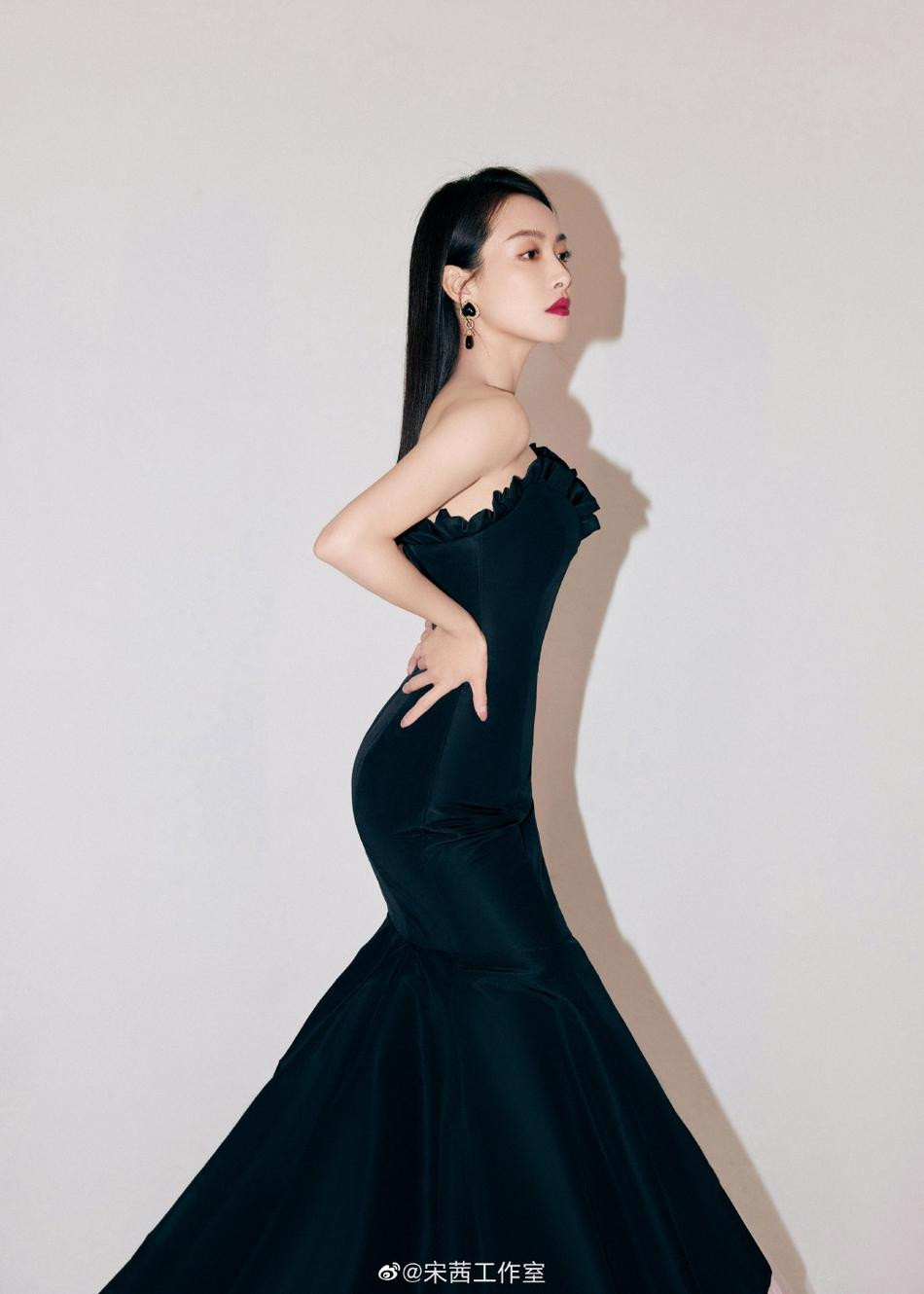 Cũng như Angelabay, Tống Thiến gây khá nhiều tranh cãi về diễn xuất, lẫn nhan sắc. Cô từng bị chỉ trích vì dân mạng Trung Quốc cho rằng cô không đủ sắc lẫn tài để trở thành Nữ thần Kim Ưng 2020. Gần đây, tại sự kiện Bazaar, cô cũng bị &quot;mất điểm&quot; vì diện váy lộ &quot;ba vòng như một&quot;.