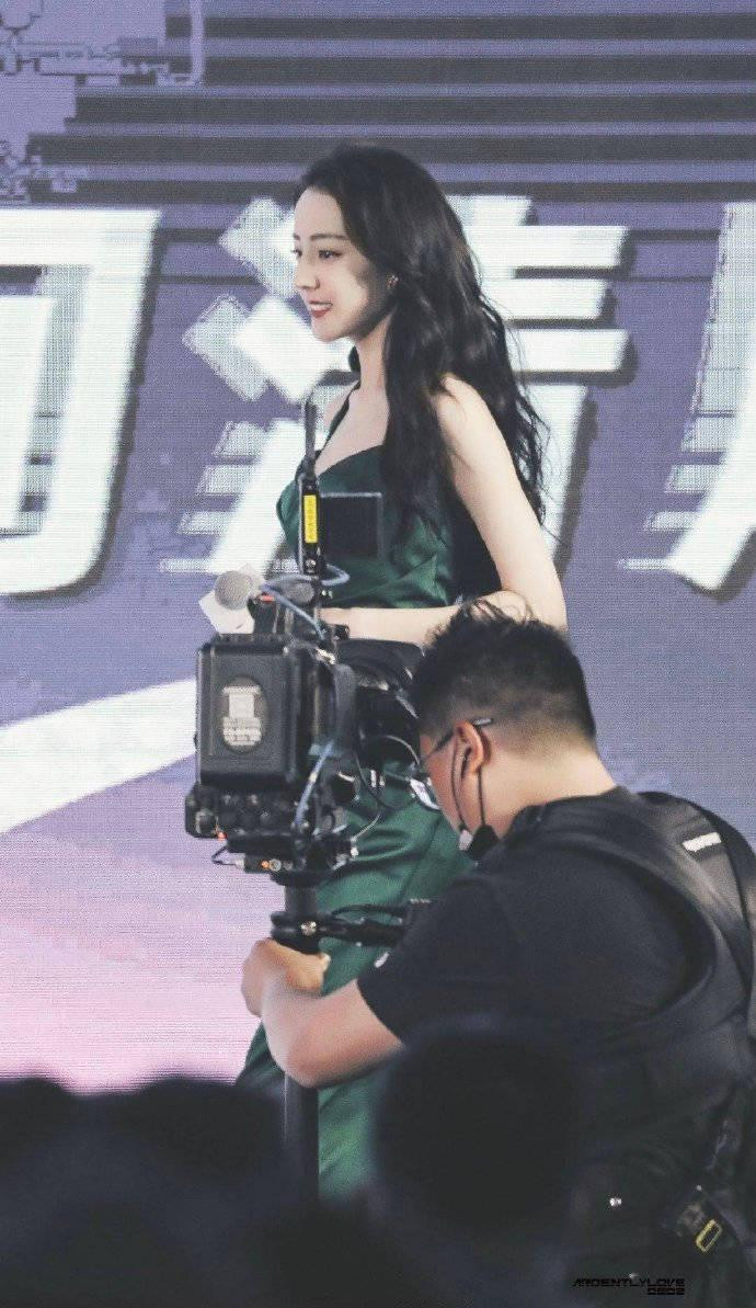 Loạt ảnh chụp sân khấu sự kiện kém chất lượng nhưng không thể &quot;dìm&quot; được nhan sắc chuẩn &quot;nữ thần&quot; của ngôi sao &quot;Chẩm thượng thư&quot;.