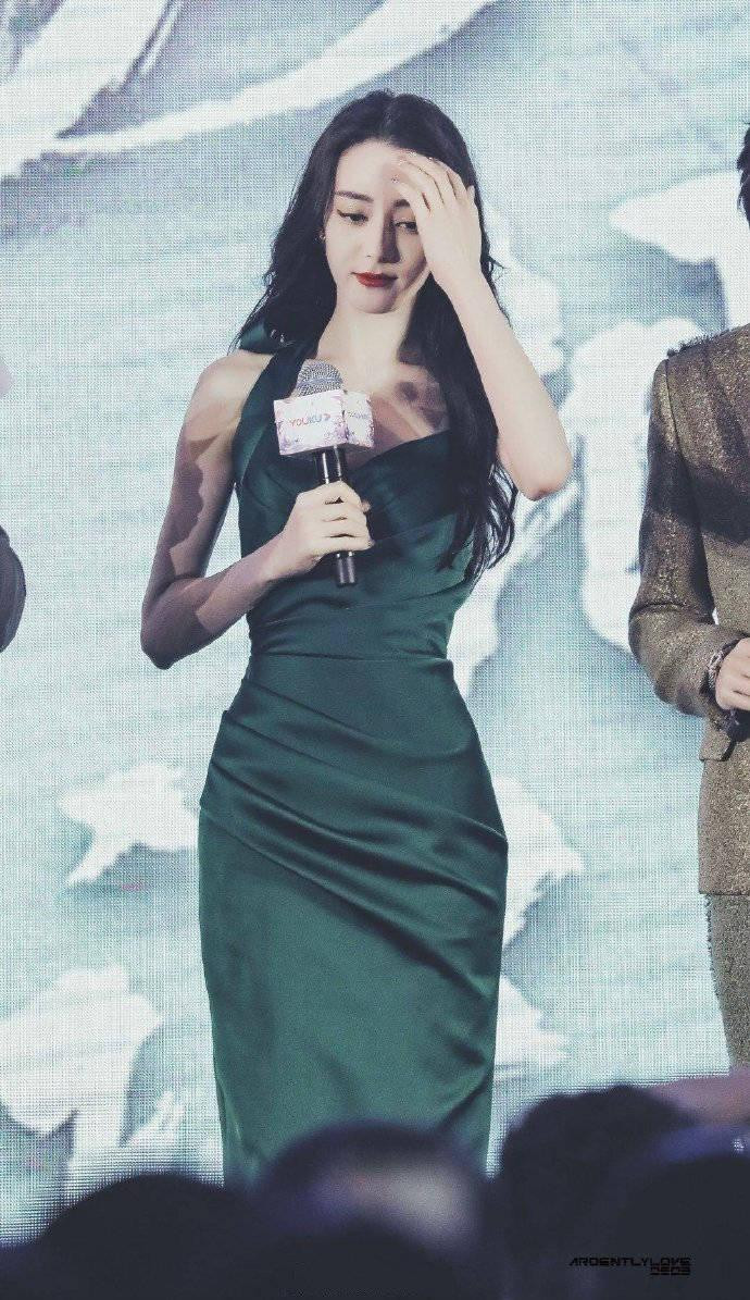 Không phụ danh xưng mỹ nhân Tân Cương &quot;hot&quot; nhất C-biz, Nhiệt Ba trở thành tâm điểm với gương mặt tinh xảo. Bộ váy ôm sát người tôn lên thân hình mảnh mai, uyển chuyển, nhấn vào vòng eo con kiến.