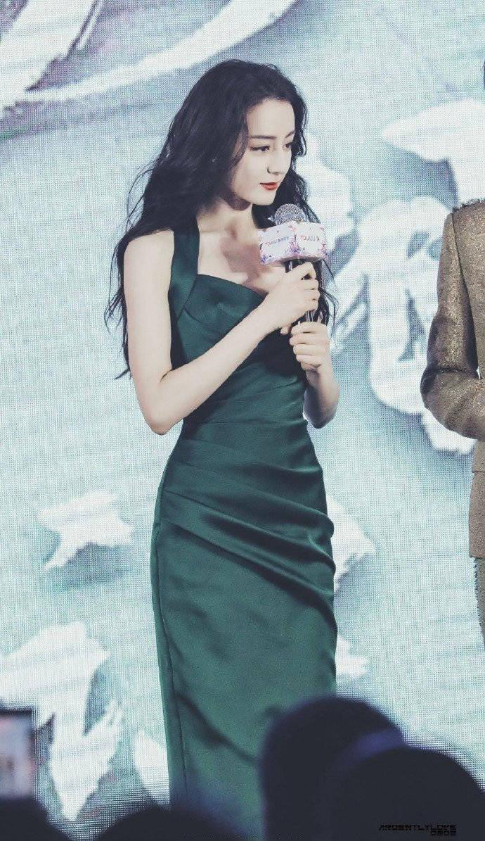 Tối 15/4, Địch Lệ Nhiệt Ba tham gia sự kiện tuyên truyền trang Youku cùng đàn anh Nhậm Gia Luân. Tại sự kiện, nữ diễn viên 29 tuổi mặc đầm hai dây màu xanh lá, để tóc xoăn nhẹ buông xõa.