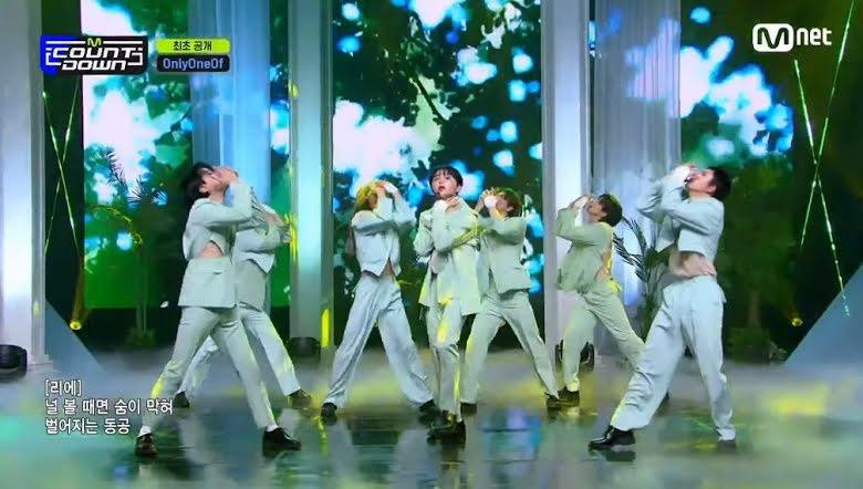 OnlyOneOf biểu diễn ca khúc mới “libid0”. OnlyOneOf biểu diễn ca khúc mới “libid0”.