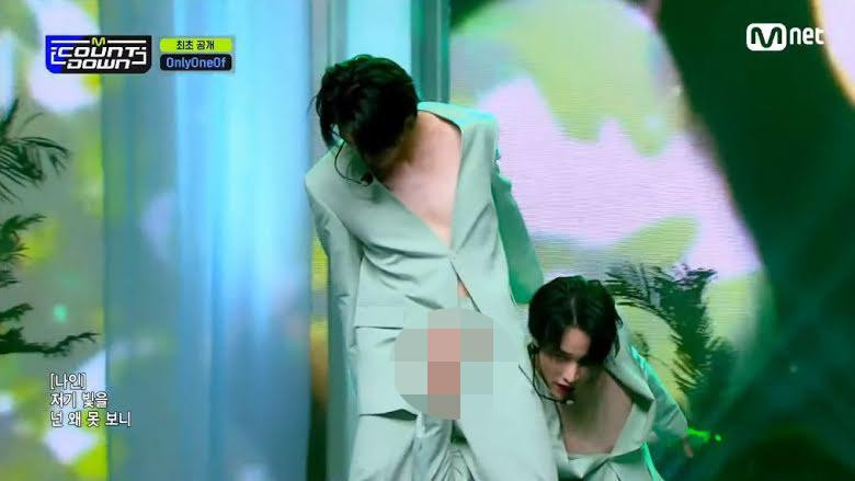 Một số động tác vũ đạo thể hiện sự mơn trớn cơ thể quá mức. Một số động tác vũ đạo thể hiện sự mơn trớn cơ thể quá mức.