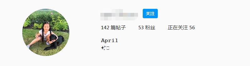 Cô bé có tài khoản mạng xã hội riêng. Cô bé có tài khoản mạng xã hội riêng.
