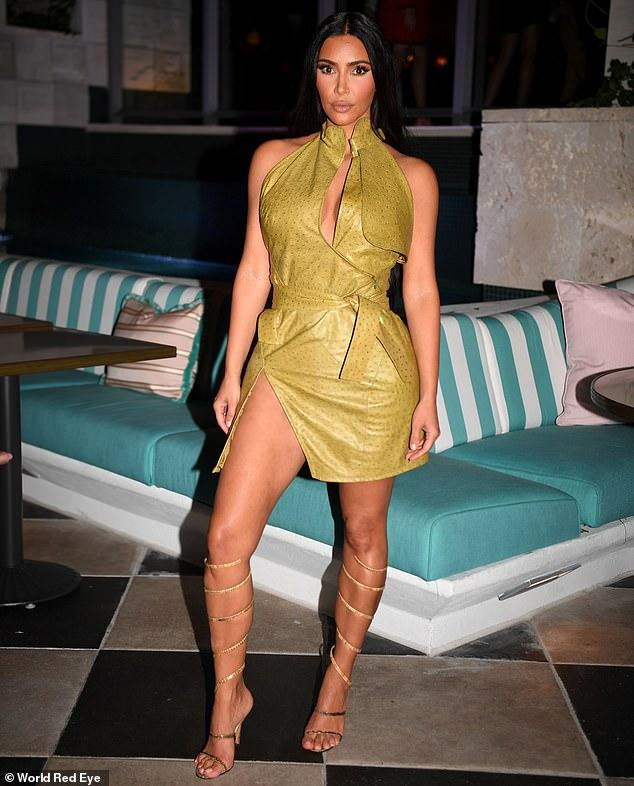 Kim nổi bật với bộ cánh khoe thân hình &quot;đồng hồ cát&quot; trứ danh.