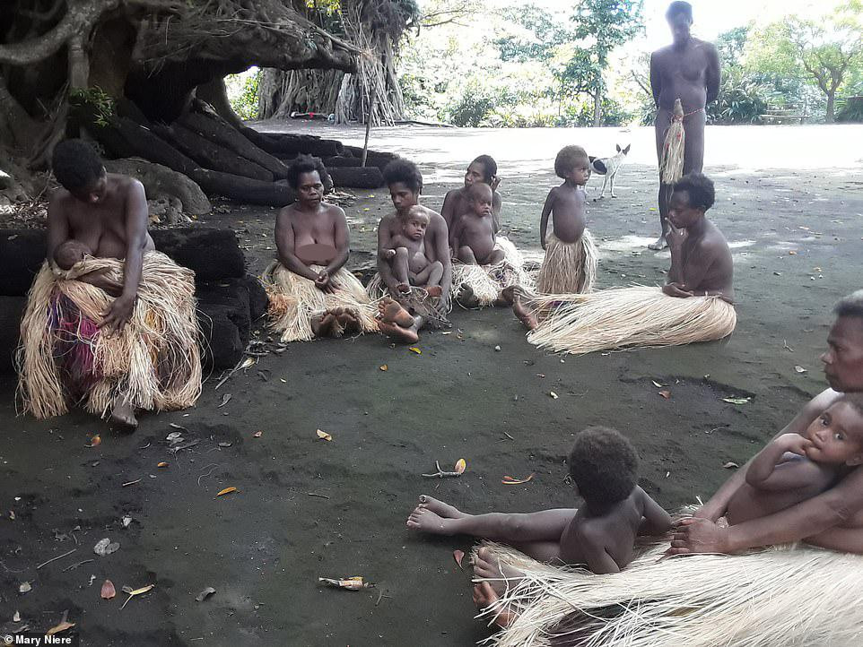 Bộ lạc khỏa thân tổ chức tang lễ cho Hoàng thân Philip trong 100 ngày. Bộ lạc khỏa thân tổ chức tang lễ cho Hoàng thân Philip trong 100 ngày.