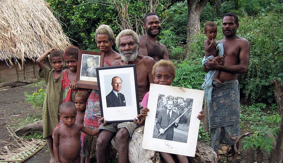 Hoàng thân Philip biết về sự tồn tại của bộ lạc khỏa thân và nhiều lần gửi ảnh cho họ. Hoàng thân Philip biết về sự tồn tại của bộ lạc khỏa thân và nhiều lần gửi ảnh cho họ.