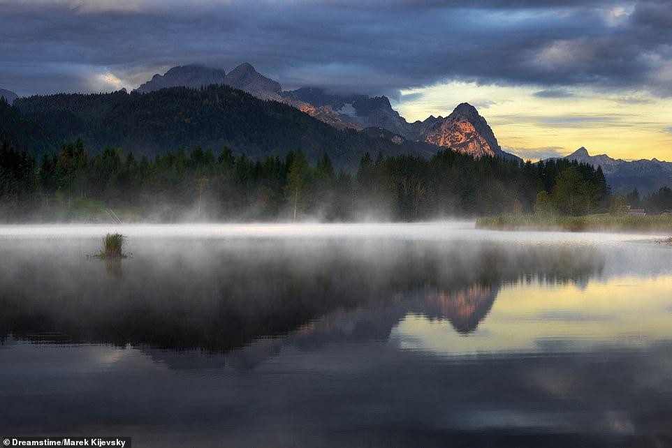 Lớp sương mù mỏng trên hồ Geroldsee ở Bavaria, Đức. Lớp sương mù mỏng trên hồ Geroldsee ở Bavaria, Đức.