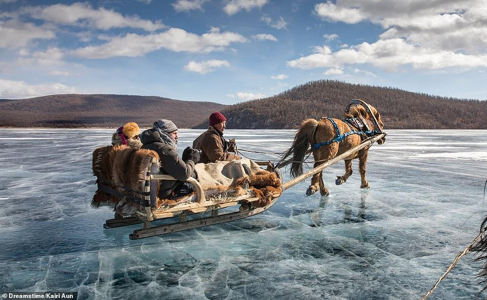 Xe trượt băng đi tên hồ Khovsgol của thị trấn Khatgal, Mông Cổ. Xe trượt băng đi tên hồ Khovsgol của thị trấn Khatgal, Mông Cổ.