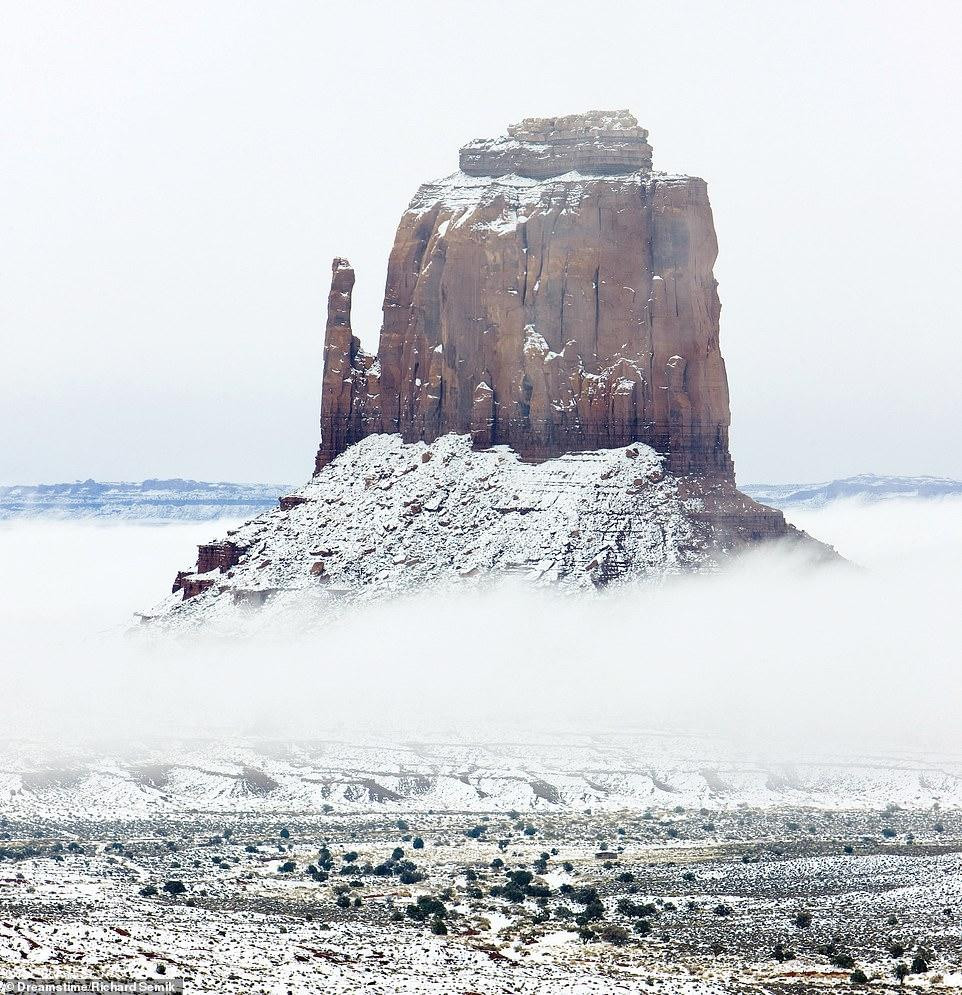 Mô đất East Mitten Butte nằm trong thung lũng Monument ở Arizona, Mỹ được bao phủ bởi lớp tuyết mỏng vào mà đông. Mô đất East Mitten Butte nằm trong thung lũng Monument ở Arizona, Mỹ được bao phủ bởi lớp tuyết mỏng vào mà đông.