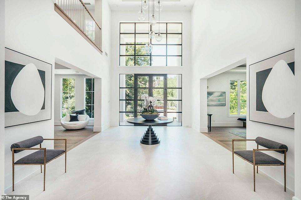 Thiết kế bên trong tối giản với tường trắng, sàn gỗ cứng nhiều tông màu và nhiều ánh sáng tự nhiên. Thiết kế bên trong tối giản với tường trắng, sàn gỗ cứng nhiều tông màu và nhiều ánh sáng tự nhiên.