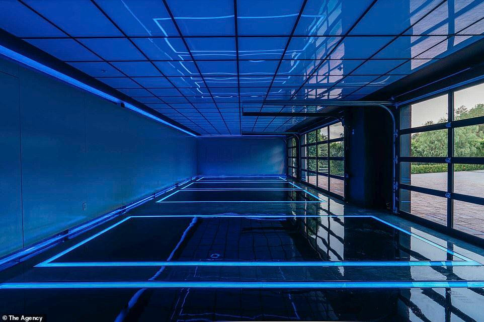 Với những người thích sưu tập ô tô, biệt thự này là lựa chọn lý tưởng vì garage có sức chứa 5 ô tô, thiết kế cửa kính và đèn LED màu xanh chiếu sáng rất thông thoáng và bắt mắt. Với những người thích sưu tập ô tô, biệt thự này là lựa chọn lý tưởng vì garage có sức chứa 5 ô tô, thiết kế cửa kính và đèn LED màu xanh chiếu sáng rất thông thoáng và bắt mắt.