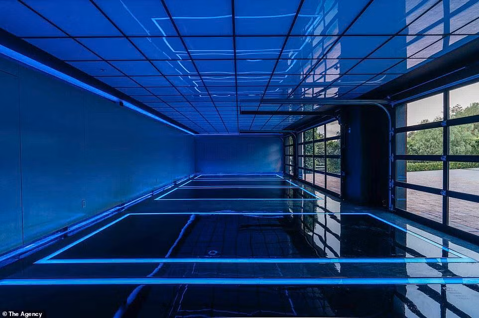 Với những người thích sưu tập ô tô, biệt thự này là lựa chọn lý tưởng vì garage có sức chứa 5 ô tô, thiết kế cửa kính và đèn LED màu xanh chiếu sáng rất thông thoáng và bắt mắt.