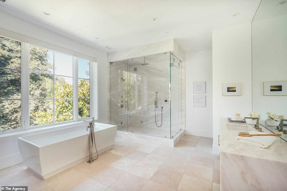 Phòng tắm lớn nhất có bồn tắm, view nhìn ra vườn. Phòng tắm lớn nhất có bồn tắm, view nhìn ra vườn.