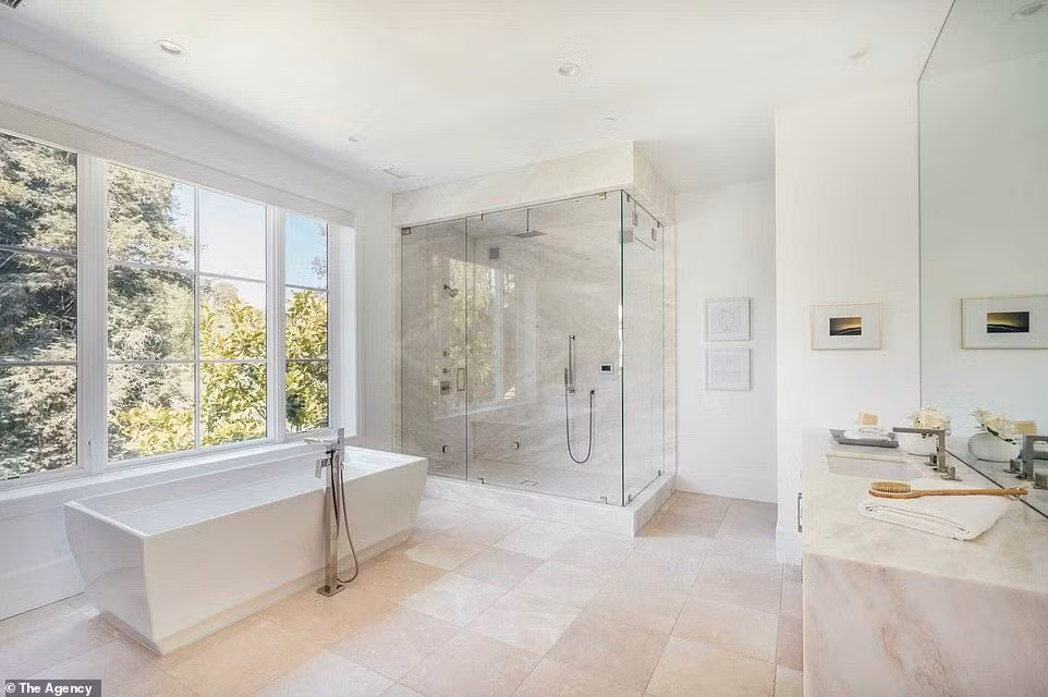 Phòng tắm lớn nhất có bồn tắm, view nhìn ra vườn.