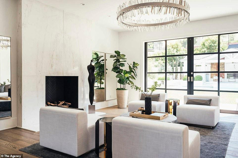 Một phòng khách khác đi kèm với lò sưởi. Một phòng khách khác đi kèm với lò sưởi.